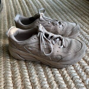 HOKA Clifton L Suede women’s 8.5
Sand/Dune. Good conditions! Great trail shoes!